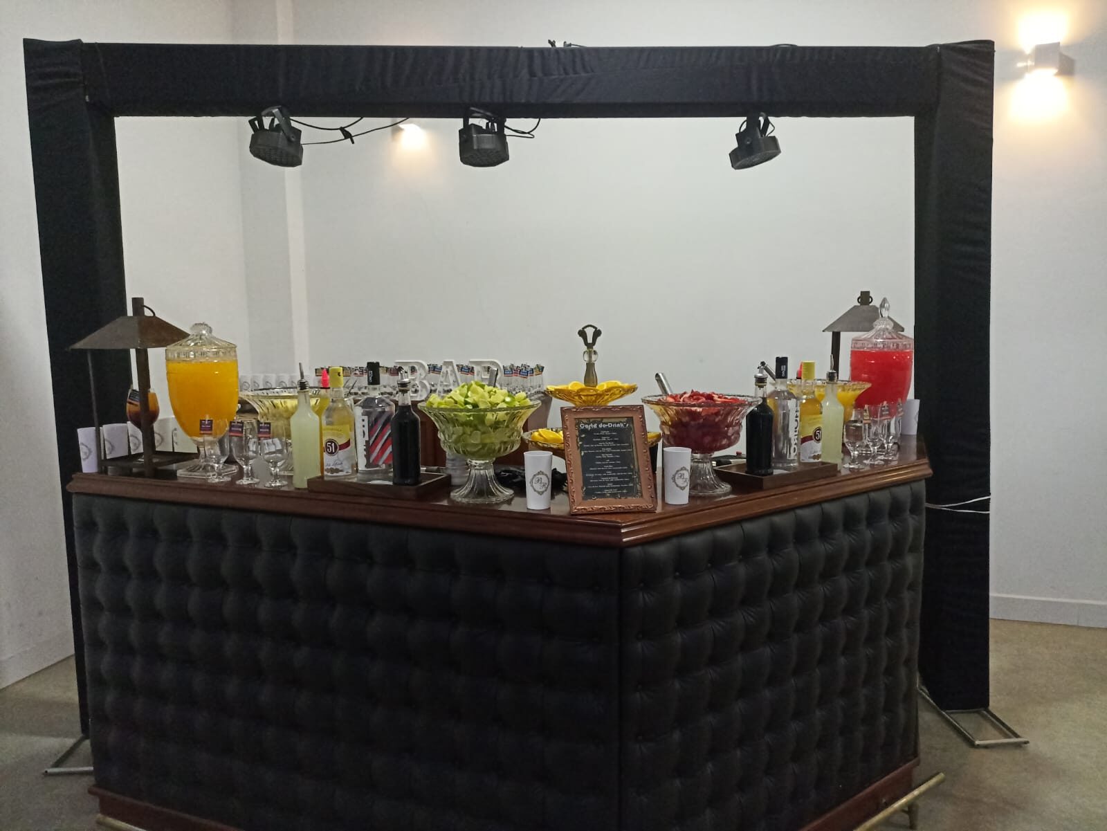 Bar temático com drinks e sucos