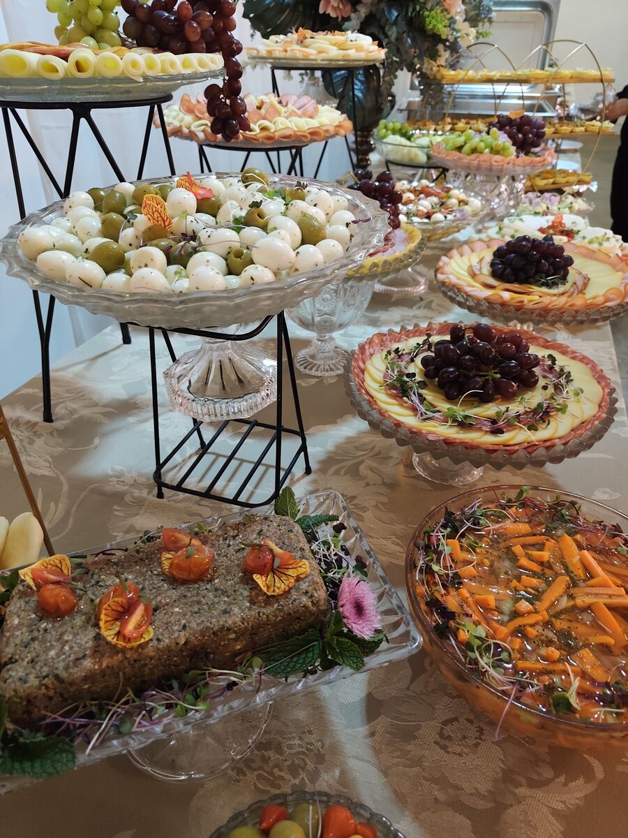 Buffet com frios, frutas e salgados