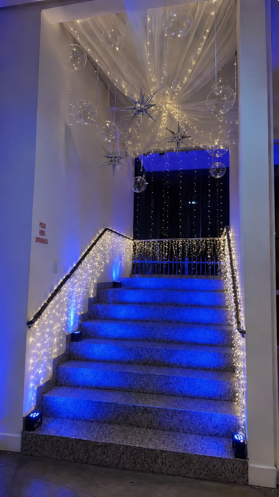 Escada de entrada com luzes azuis