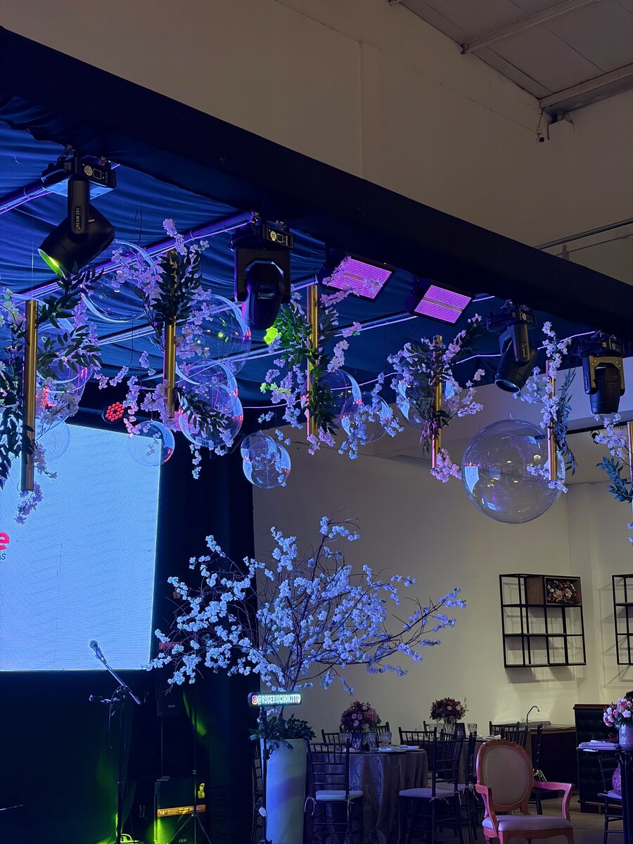 Palco com painel de LED e iluminação de festa