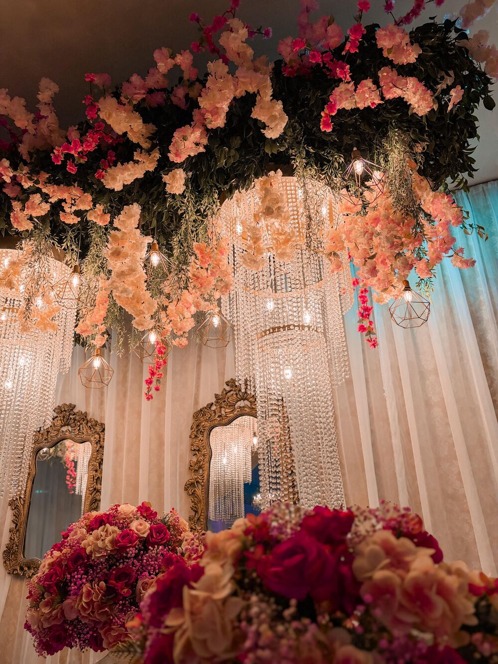 Teto de flores e lustres de cristal em festa de 15 anos
